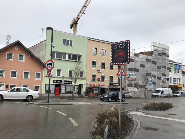Die neuen Tafeln sind auf Augenhöhe der Lkw-Fahrer installiert. | Foto: Schiefer/BRS