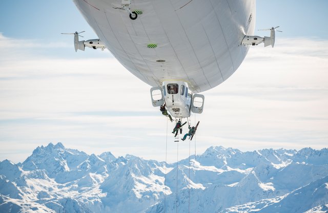 Die drei Tiroler seilten sich direkt über dem Gipfel von dem Zeppelin ab.  | Foto: Mirja Geh/Red Bull Content Pool