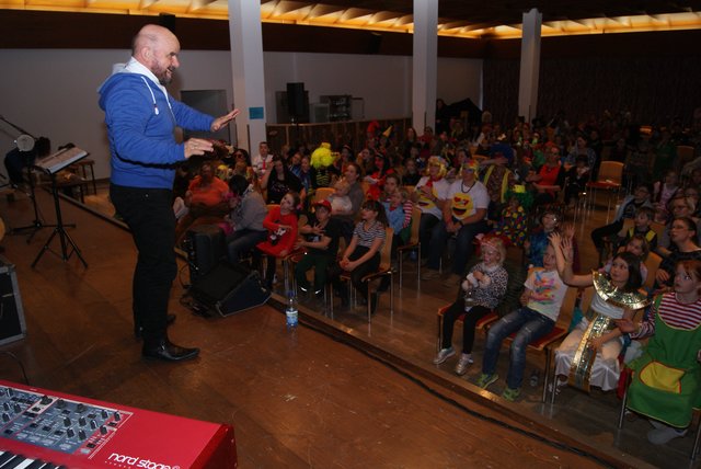 Bluatschink Mastermind Toni Knittel animierte die zahlreichen Mininarren zum Mitmachen