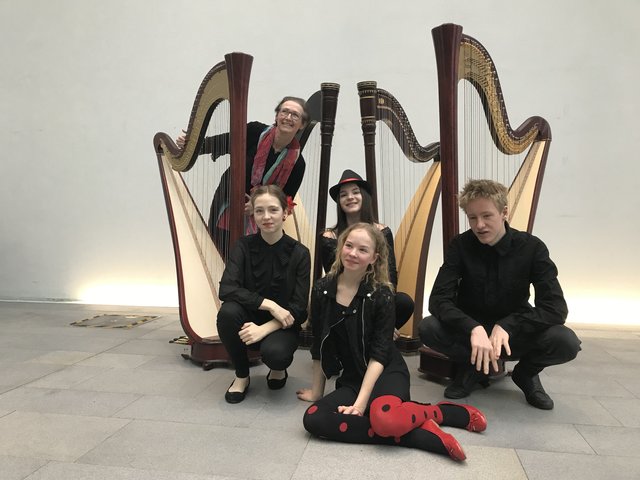 Das Harfenquartett "Todos con fuego" (im Bild mit Lehrerin Andrea Stöger) fährt zum Bundeswettbewerb.
