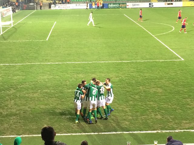 Jubeltraube kurz nach dem 2:1 Siegtreffer für Mattersburg. | Foto: Werner Achs