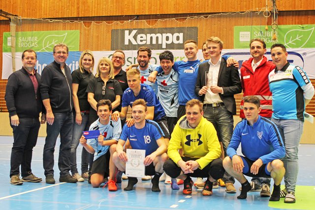 Die Mannschaft des Brucker Roten Kreuzes mit Turnierleiter Andreas Steiner (r).
