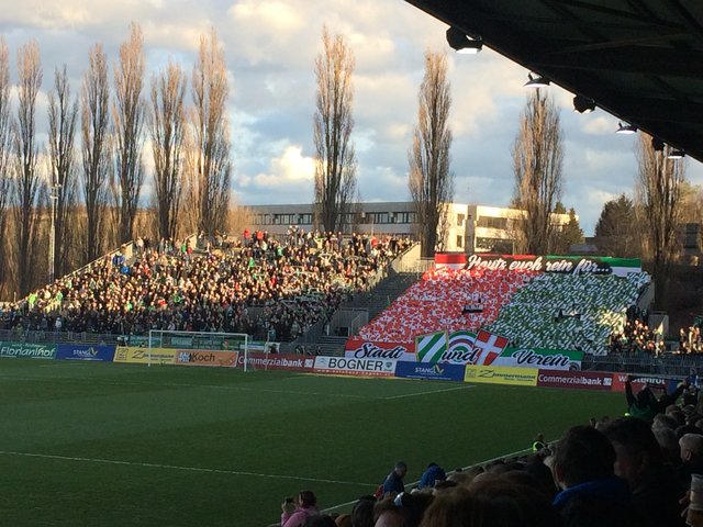 Tolle Choreographie der Rapid Fans (Ultras, Tornados, etc...) am Anfang des Spiels | Foto: Werner Achs