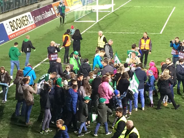 SVM Goalie Markus Kuster (in blau) schreibt sich für die Kids der Volksschule Illmitz die Fingern wund. So gewinnt man Fans ;-) | Foto: Werner Achs
