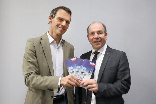 Landesalpinreferent-Alpenverein-OÖ Thomas Pflügl und Agrarlandesrat Max Hiegelsberger präsentieren die neue Broschüre „Respektiere deine Grenzen“ (v. l.).