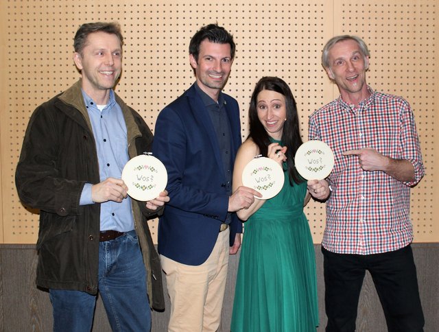 Die Kabarettistin Lydia Prenner-Kasper mit Rene Lobner und zwei begeisterten Zusehern | Foto: Stadtgemeinde Gänserndorf