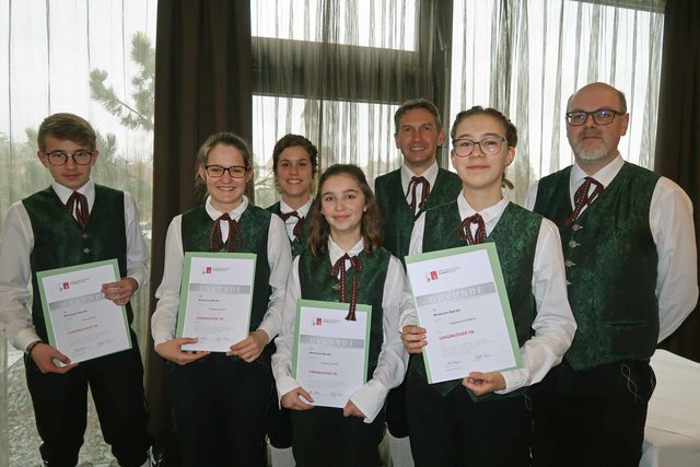Vorne von links: Julian Binder (Trompete), Magdalena Einfalt (Querflöte), Simone Öllinger (Querflöte) und Magdalena Schinnerl (Klarinette).
