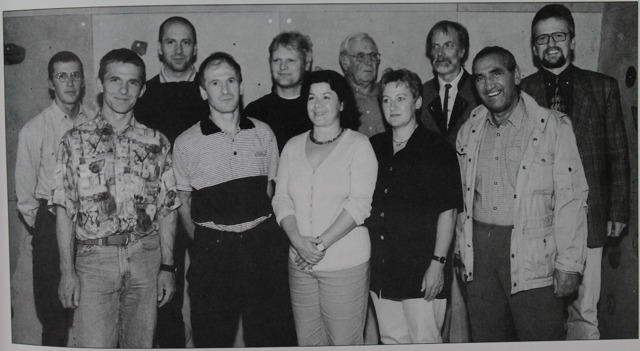 Vordere Reihe (v.l.n.r.): Kurt Zierler (Jugendführer), Ernst Schäflinger (Tourenwart Bergsteigen), Katharina Rammelmüller (Mitgliederkartei), Renate Karl (Kassiererin), Leo Eder (Ehrenobmann)
Hintere reihe (v.l.n.r.): Hans Jürgen Angster (Jugendwart), Hannes Wolfsteiner (Zeugwart), Benno Rammelmüller (Obmann), Alois Kemmetmüller (Beirat), Hans Eggerstorfer (Schriftführer), Alois Gschwendtner (Obmann-Stv., Chronist).