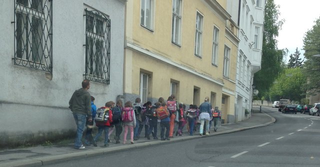 Kindergruppen fürchten sich in der Einsiedeleigasse.