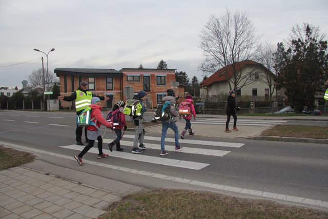 Die Schulwegsicherung funktioniert reibungslos, die Schüler sind freundlich, die Autofahrer diszipliniert.