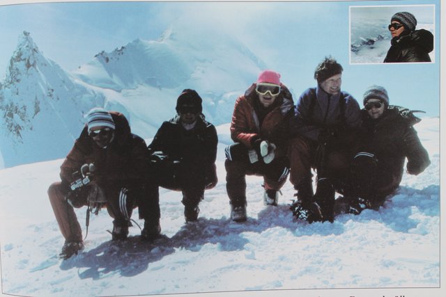 Christian Angerer, Reinhard Minixhofer, Manfred Aichinger, Benno und Katharina Rammelmüller bei einer Gipfelrast auf dem Bishorn in der Schweiz.