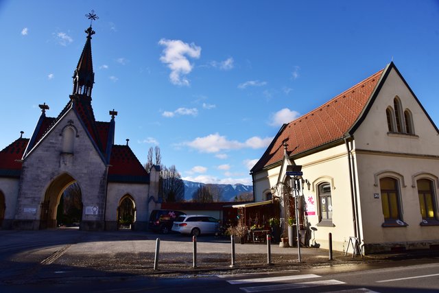 Am Haupteingang zum Zentralfriedhof.