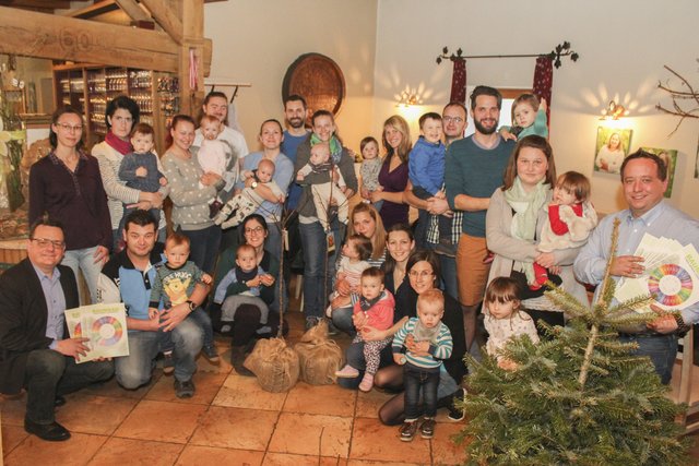 Die freudigen Familien mit den Lebensbäumen, die den Babys geschenkt wurden: Peter Hießberger, Margit Mantler, Manfred und Benjamin Truhlar, Kerstin und Miriam Steidl, Claudia, Ilvy und Peter Losek, Jonas und Pia Stelzhammer, Max und Anna Unger, Thomas, Anna und Michael Kautsch, Marie und Veronika Wolfsberger, Annabell und Bettina Kerndler, Jasmin Christin, Birgit, Fabian und Daniel Hammerl, Barbara, Theo, Franz, Lara Emsenhuber, Eleanor Hössinger, Michaela Richter, Leoni Hössinger und Gemeindeparteiobmann Manuel Erber.