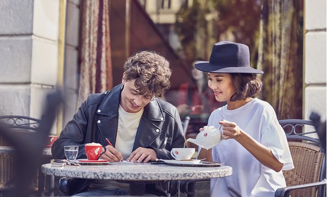 Nicht nur Kaffee, sondern auch eine Tasse Tee kann man am 21. März mit einem Gedicht "bezahlen". | Foto: Julius Meinl