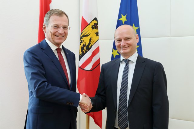 Landeshauptmann Thomas Stelzer lobt den neuen Vizebürgermeister Markus Hein an. | Foto: Land OÖ/Denise Stinglmayr