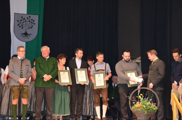 Gratulation zu besonderen Leistungen von Birkfelder Gemeindebürgern (hier im Bild neben Vizebgm Patrick Derler, LH Schützenhöfer die Mundartdichterin Elfi Groß, Motorsportler Gerold Geßlbauer und Reinhold Taus sowie Michael Votter, der stärkste Mann Österreichs neben Bgm. Oliver Felber)