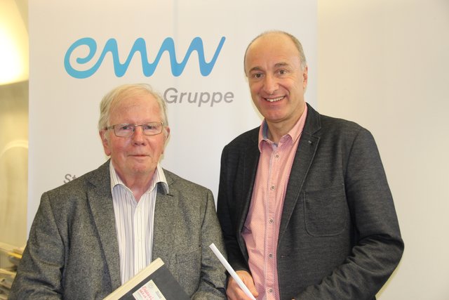Wolfgang Homar (r.), seit 30 Jahren Kapellmeister des Eisenbahner Musikvereins Wels, mit EMV-Präsident Erich Rondonell.  | Foto: BRS/Kreuzhuber