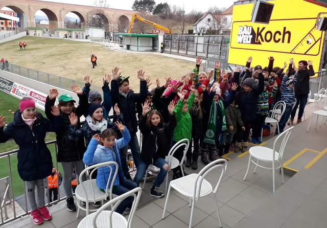 Fröhliche Stimmung herrschte unter den Kindern der Volksschule Großhöflein bereits bei der Stadionführung.  | Foto: Michael Wukowitsch