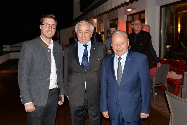 Bgm. Christian Härting, Präsident Univ.-Prof. Gerald Schöpfer und Komm.-Rat Arthur Thöni (v. l.) lauschten auf der Terrasse des Inntalerhofs in Mösern den Klängen der Friedensglocke.