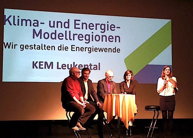 Am Podium beim letzten Film: H. Deutinger (Grüne), F. Obernauer (Ortswärme), St. Oblasser (Energiebeauftragter), D. Meyer, Projektkoordinatorin TIROL 2050 energieautonom, Moderatorin L. Schicktanz (KEM Leukental).