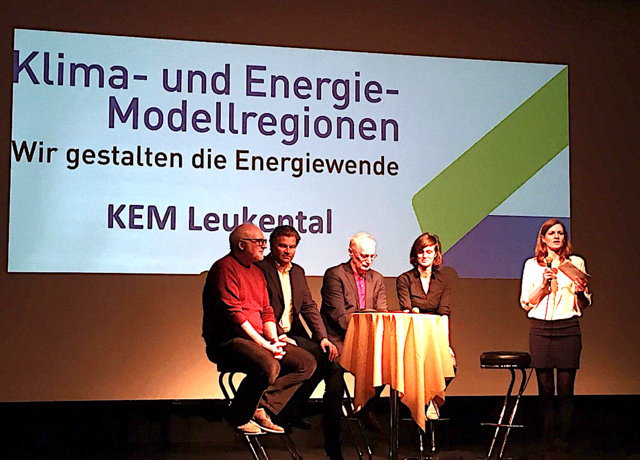 Am Podium beim letzten Film: H. Deutinger (Grüne), F.  Obernauer (Ortswärme), St. Oblasser (Energiebeauftragter), D. Meyer, Projektkoordinatorin TIROL 2050 energieautonom, Moderatorin L. Schicktanz (KEM Leukental). | Foto: E. Pali