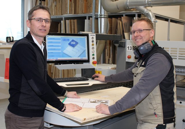 Firmenchef Josef Loy (l.) mit seinem Bruder Martin, der ebenfalls den Tischlerberuf ergriffen hat.