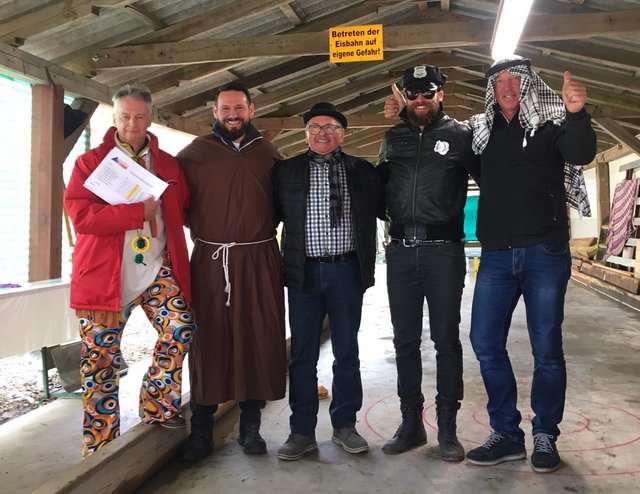SK Askö Greuth Ehrenobmann Dietmar Schäfermeier gratuliert Christian und Herrmann Rutter, Klaus Lippe und Kurt Hanschitz zum 1. Platz bei der diesjährigen Eisstock-Vereinsmeisterschaft | Foto: KK (4)