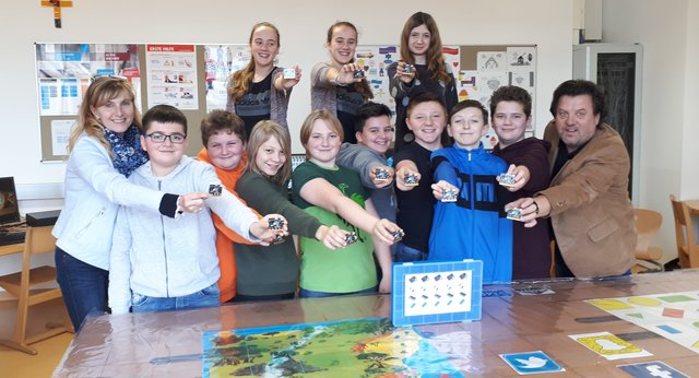 Schulleiterin Erika Knellwolf mit Hermann Enzi und der Klasse 3B der Neuen Mittelschule Kühnsdorf | Foto: KK (4)