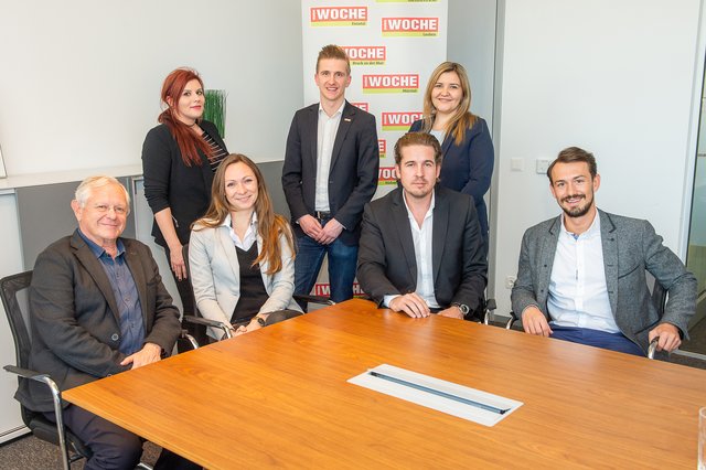 Immobilien Diskussion: Leger, Kühn, Kulterer, Guggi (sitzend v. l.) mit dem WOCHE-Team rund um Schnabl, Fürstaller, Maros-Goller (stehend v. l.)