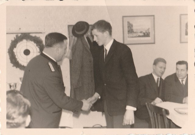 Am Foto: Jungschütze Josef Irsiegler (14 Jahre alt) bei der Preisverleihung Bezirksmeisterschaft in Grein, von links Bezirksschützenmeister Fritz Grell, Irsiegler, Karl Fröschl, Karl Manner. 1960