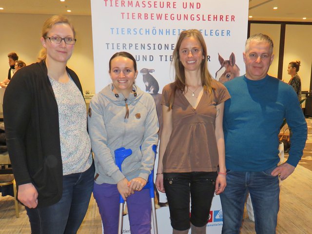 Die Vortragenden Marleen Hentrup (l.) und Ursula Aigner (2.v.r.) mit Berufsgruppensprecherin Bernadette Pernlochner (2.v.l.) sowie Karl Heinz (r.). | Foto: WKT