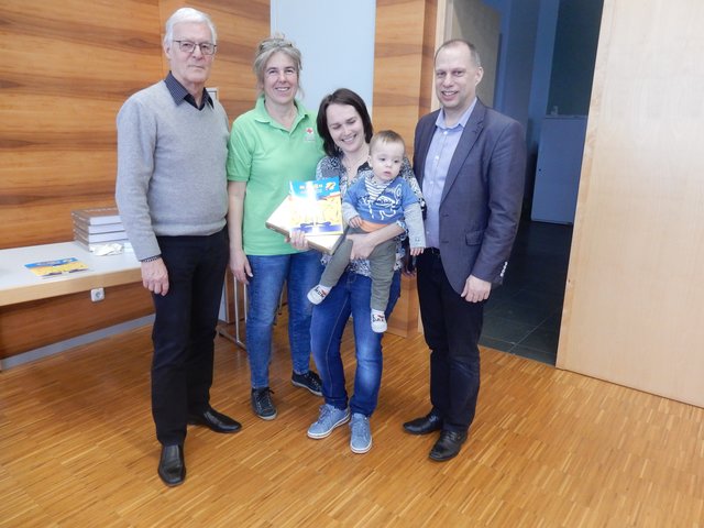 Bürgermeister Christian Kolarik überreichte, gemeinsam mit den Gemeindevertretern Linda Oberlininger und Heinz Leitl, den Jungfamilien ein kleines Willkommenspräsent.  | Foto: Gemeinde Kronstorf