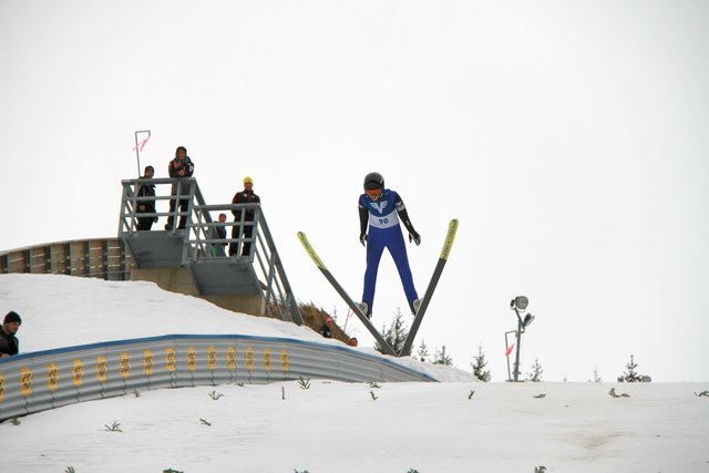 Im ersten Durchgang schaffte Louis Obersteiner 68 Meter und setzte damit den Tagesrekord.  | Foto: Ingrid Häusler