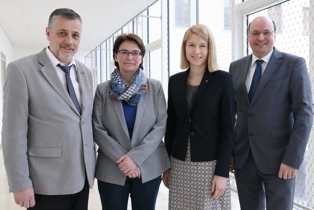 Bildungsdirektor Alfred Klampfer, FH-Hagenberg-Professorin Tanja Jadin, Landeshauptmann-Stv. Christine Haberlander und Education-Group-Geschäftsführer Peter Eiselmair (v. l.). | Foto: Land OÖ/Ehrengruber
