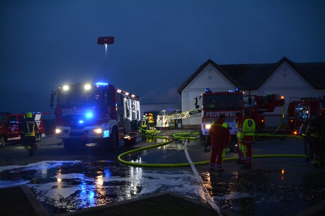 Die Feuerwehren aus Frauenkirchen, Halbturn und Mönchhof sind im Einsatz. 
