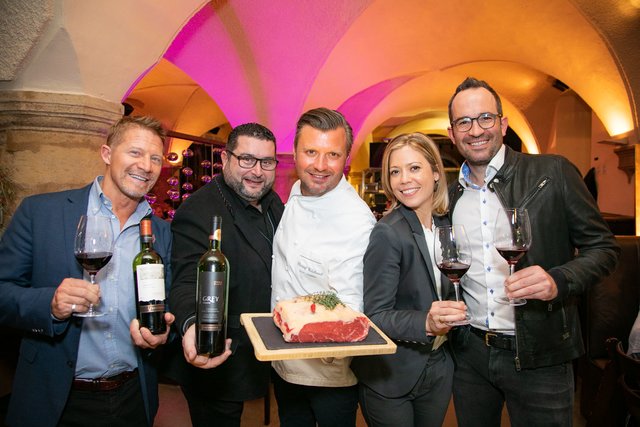 Prost:Drendel, Andreadis, Widakovich, Ehepaar Heuberger (v. l.)