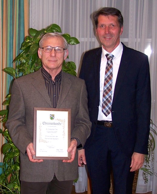 Süleyman Mehmet Tan (l.) und Bürgermeister Berthold Reiter. | Foto: Strohbach