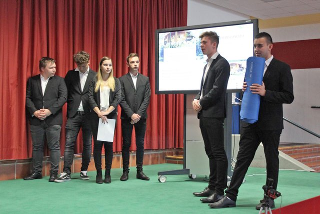 Praxisnahes Lernen nach Vorbild von "2 Minuten - 2 Millionen": Die Stegersbacher Schüler simulierten eine Unternehmensgründung. | Foto: HAK Stegersbach