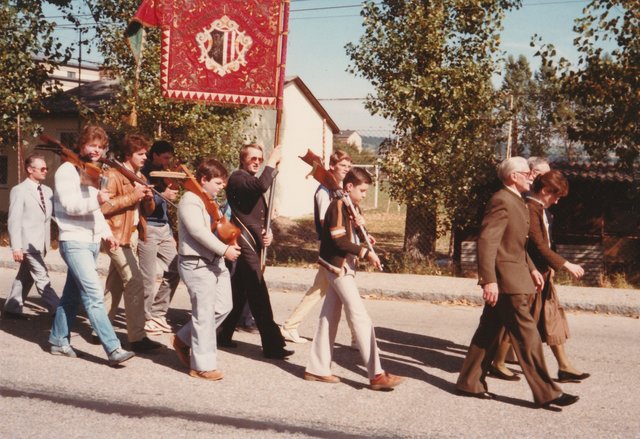 Bei Festakten und Eröffnungen ist der Schützenverein Perg stets mit dabei, immer unter Beteiligung der Jugend. Fahnenträger ist Josef Irsiegler.  | Foto: Archiv Irsiegler
