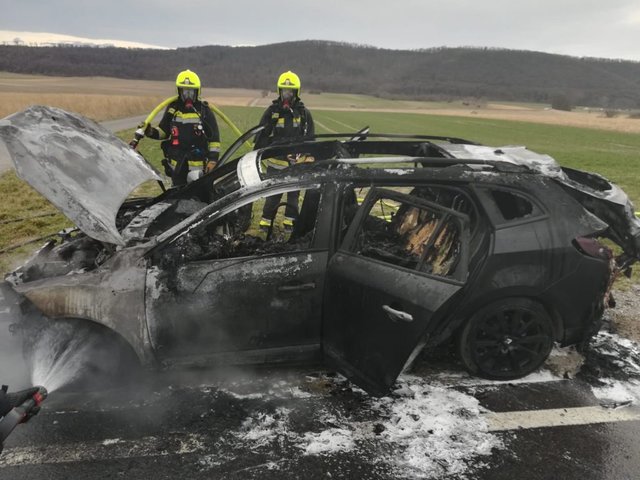 Ein Unfallfahrzeug brennte nach der Kollision völlig aus. | Foto: FF Hainburg
