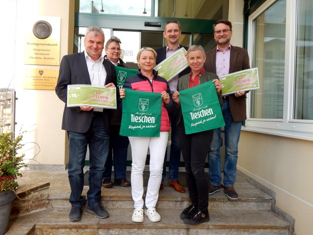 Vizebgm. Richard Haas, Bäckermeisterin Karin Prashl, Fleischermeisterin Martina Tschiggerl, Bgm. Martin Weber, Angelika Puntigam (Kaufhaus Puntigam) und Gemeindekassier Anton Koller (v.l.).  | Foto: Gemeinde Tieschen