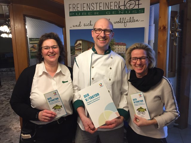 &lt;f&gt;Initiative zur Zufriedenheit&lt;/f&gt; der Mitarbeiterinnen und Mitarbeiter: Isabella und Gerold Kohlhuber, Bettina Steinacher (V/Faktor) v.l. | Foto: V/Faktor