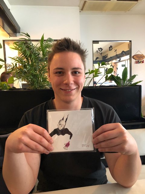 Stolz präsentiert Dominik das "Baby" von "Kraut" - das Album "City Life". | Foto: Huber