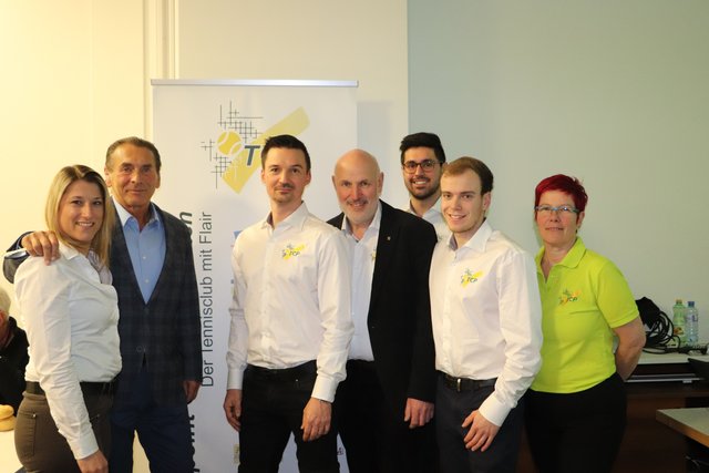 Obmann Hannes Kollmann mit seinen Vorgängern Artur Seidel und Kurt Sattler (alle Bildmitte) und dem neuen TCP-Vorstand. | Foto: Edith Ertl