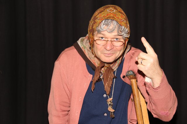 Markus Hirtler trat unter seinem Pseudonym Ermi-Oma wieder in der St. Veiter Blumenhalle auf | Foto: Peter Pugganig