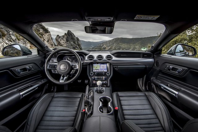 Im Ford Mustang Bullitt grünt auch innen alles im Bullitt-Style: von den grünen Leder-Ziernähten bis hin zu grün-beleuchteten Getränkehalterungen.  | Foto: Ford