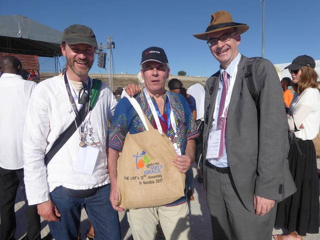 Villacher Pfarrer Norman Tendis: leitete Workshops in Namibia: Norman Tendis, Michael Bubik (Diakonie) und Olivier Dantine (Superintendent der Diözese Salzburg/Tirol) | Foto: KK/Privat