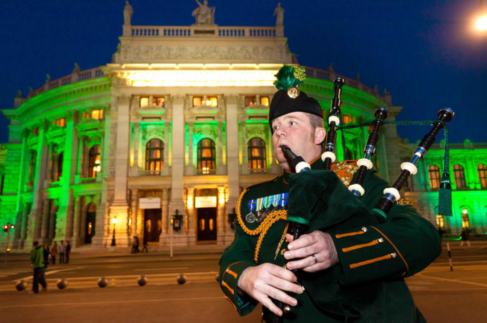 Während des St. Patrick's Days erstrahlt sogar das Burgtheater in grünem Glanz.