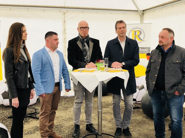 Helmut Steiner (Mitte), Kurt Moser (r.) mit Bürgermeister Manfred Lenger und Partnern. | Foto: Verderber