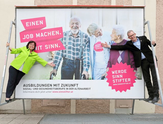 Sozial-Landesrätin Birgit Gerstorfer und Martin König vom SoNe Soziales Netzwerk möchten mit der "Sinnstifter"-Kampagne erhöhte Aufmerksamkeit für die Ausbildungsmöglichkeiten in der Altenpflege schaffen. | Foto: Land OÖ/Denise Stinglmayr
